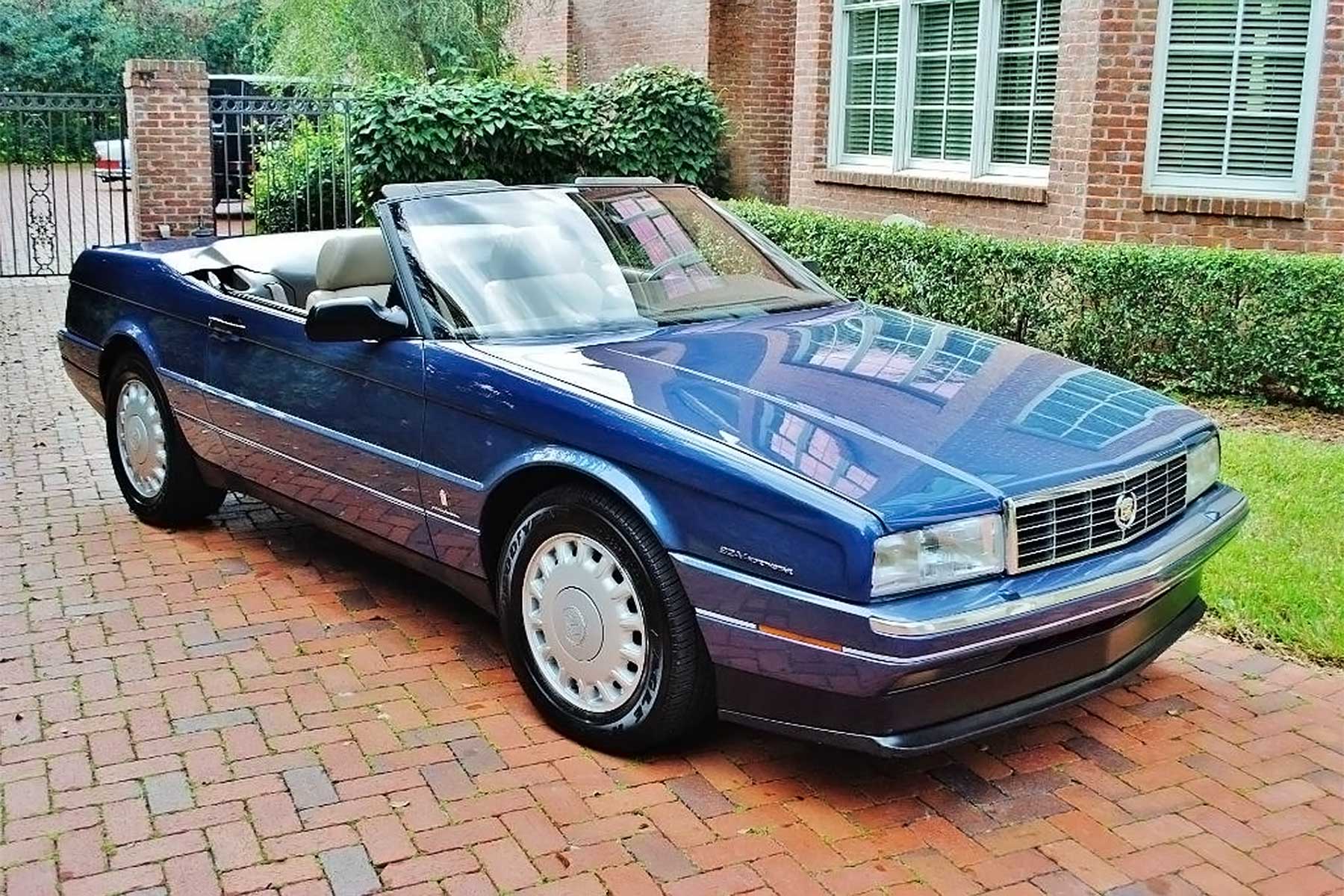 Cadillac Allante: the curious motoring disaster that had its own private jets  Motoring Research