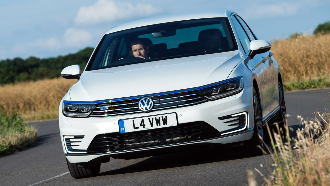 Volkswagen Passat GTE (2016) review: Two-Minute Road Test