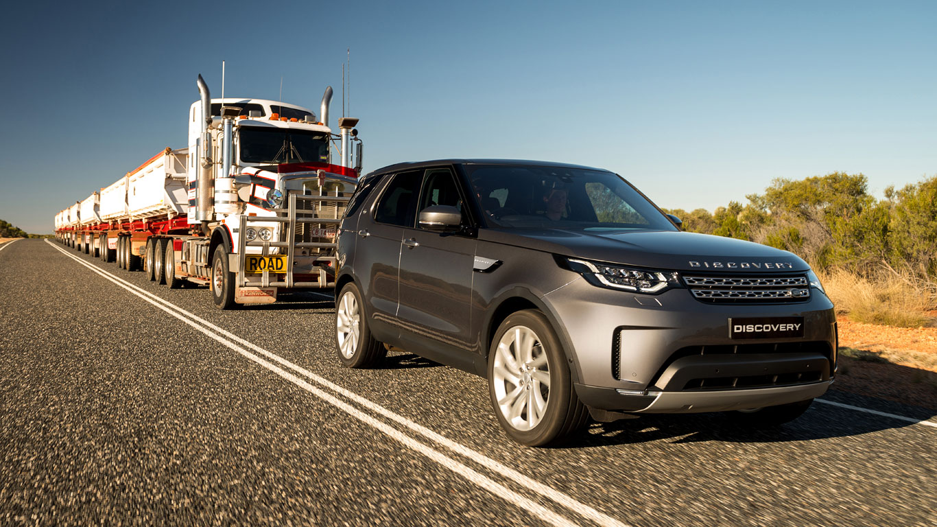Land Rover Discovery pulls a 110-tonne road train