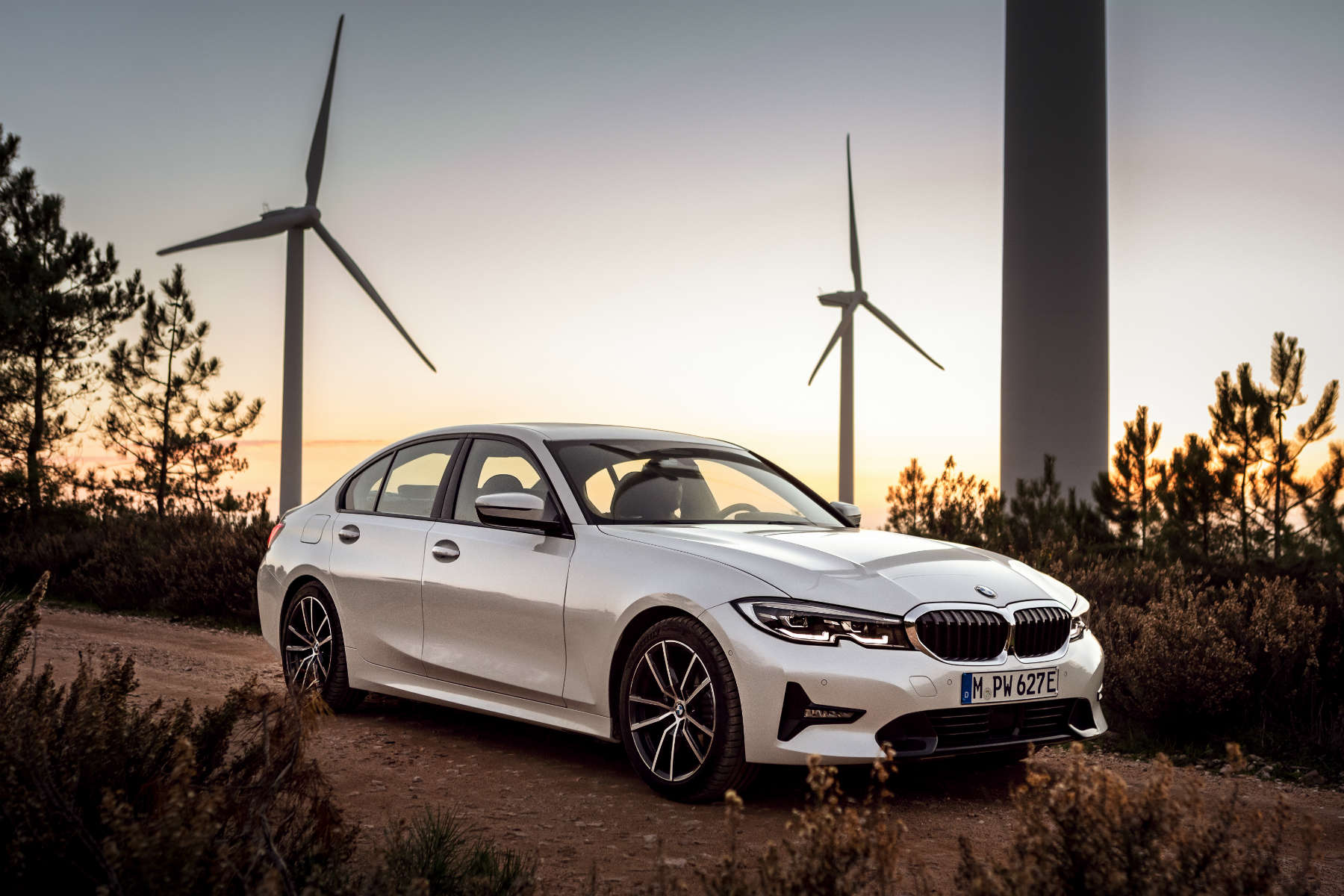 gisteren Schaken balans New BMW 330e plug-in hybrid offers longer EV range, lower CO2 - Motoring  Research