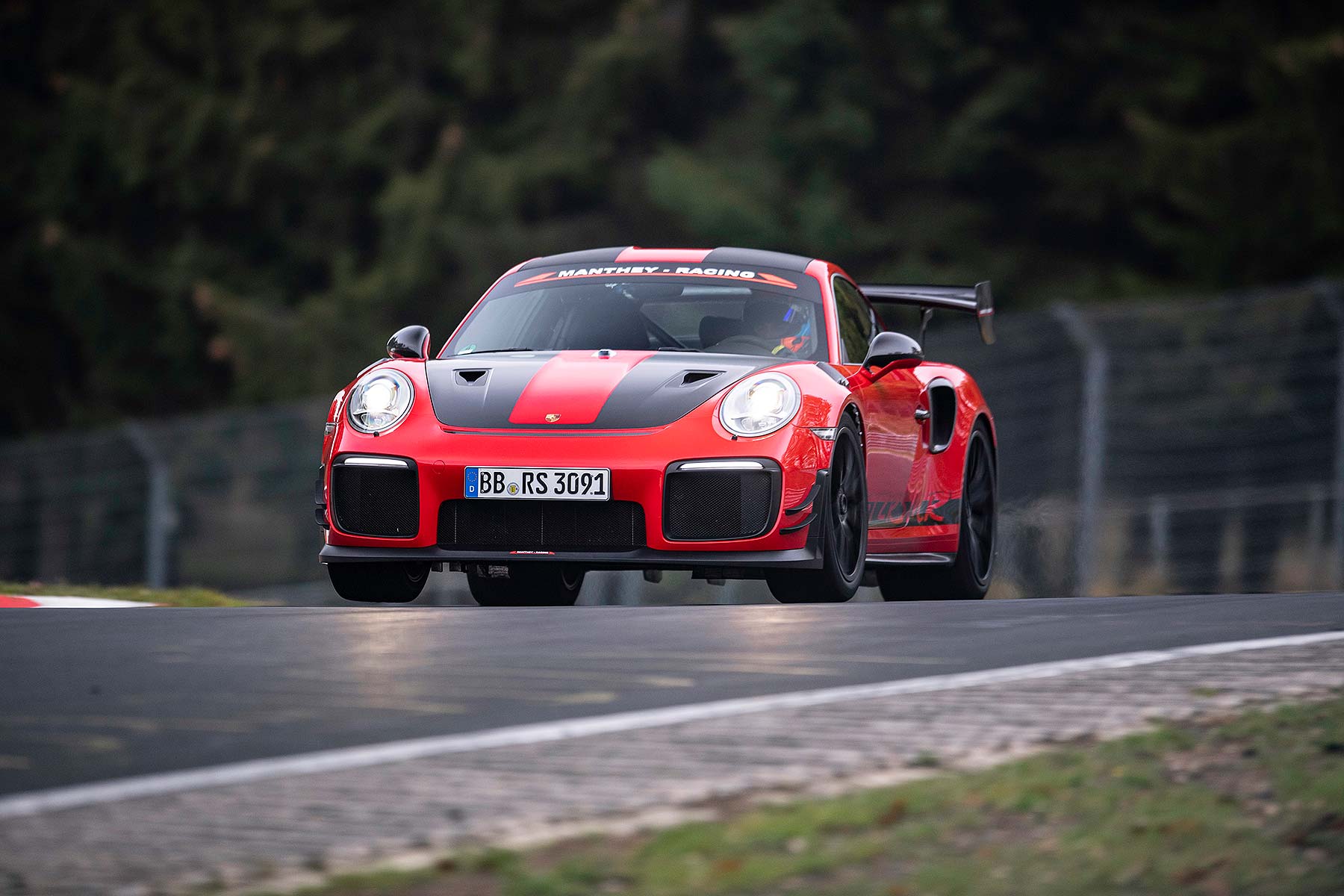 Porsche 911 GT2 RS MR: fastest road car around the Nurburgring