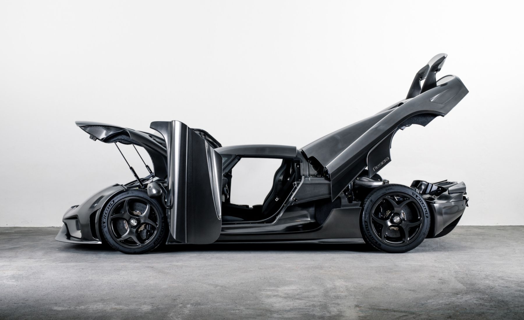 Koenigsegg naked carbon Regera