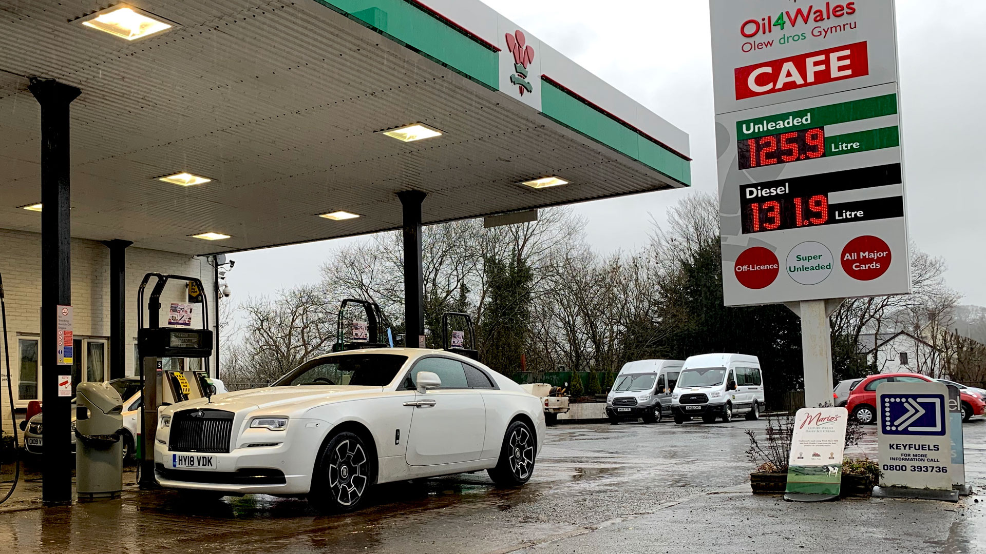 Rolls-Royce Wraith Black Badge petrol station