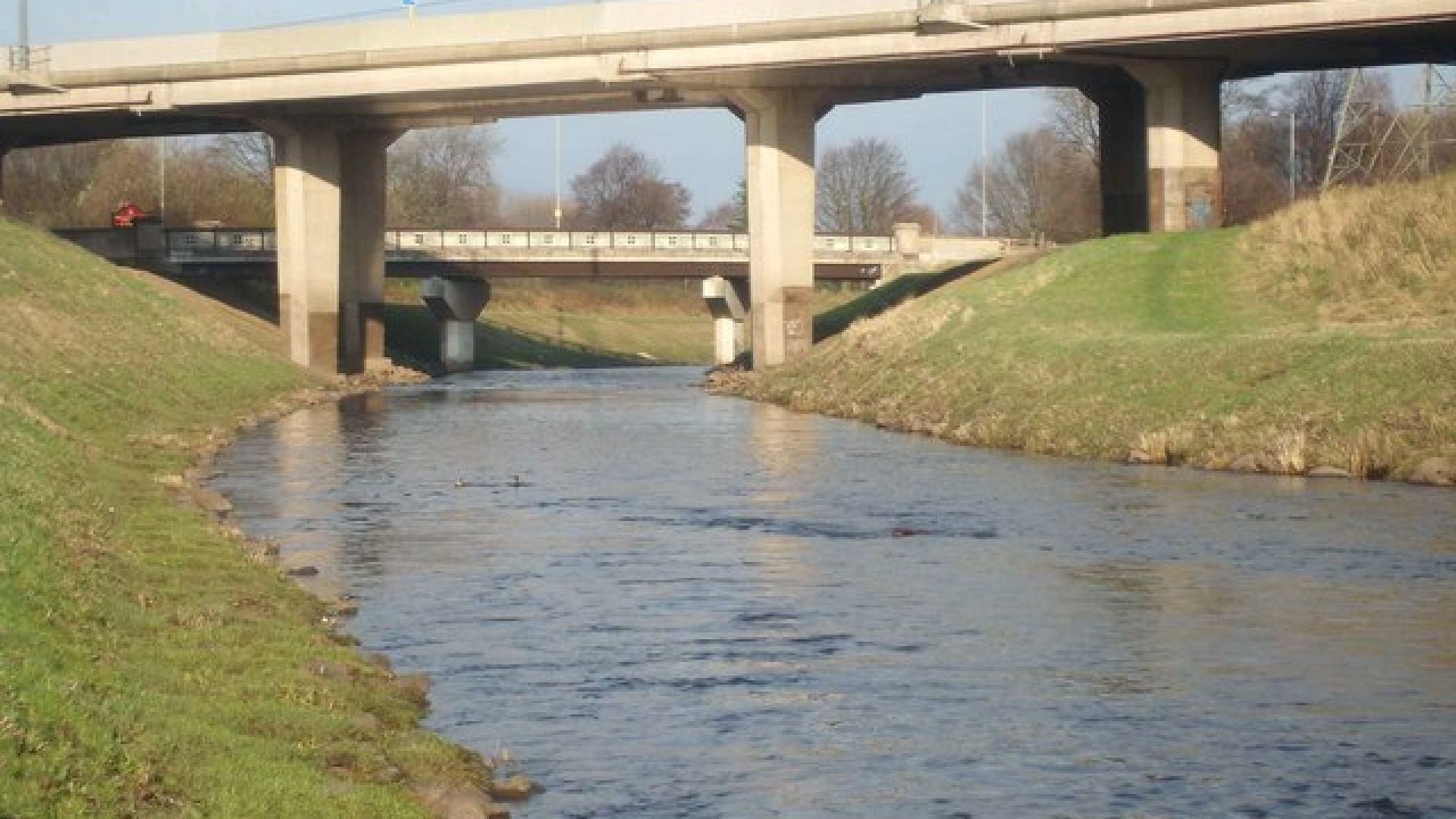 M60 motorway lifted over river Mersey for bridge repair