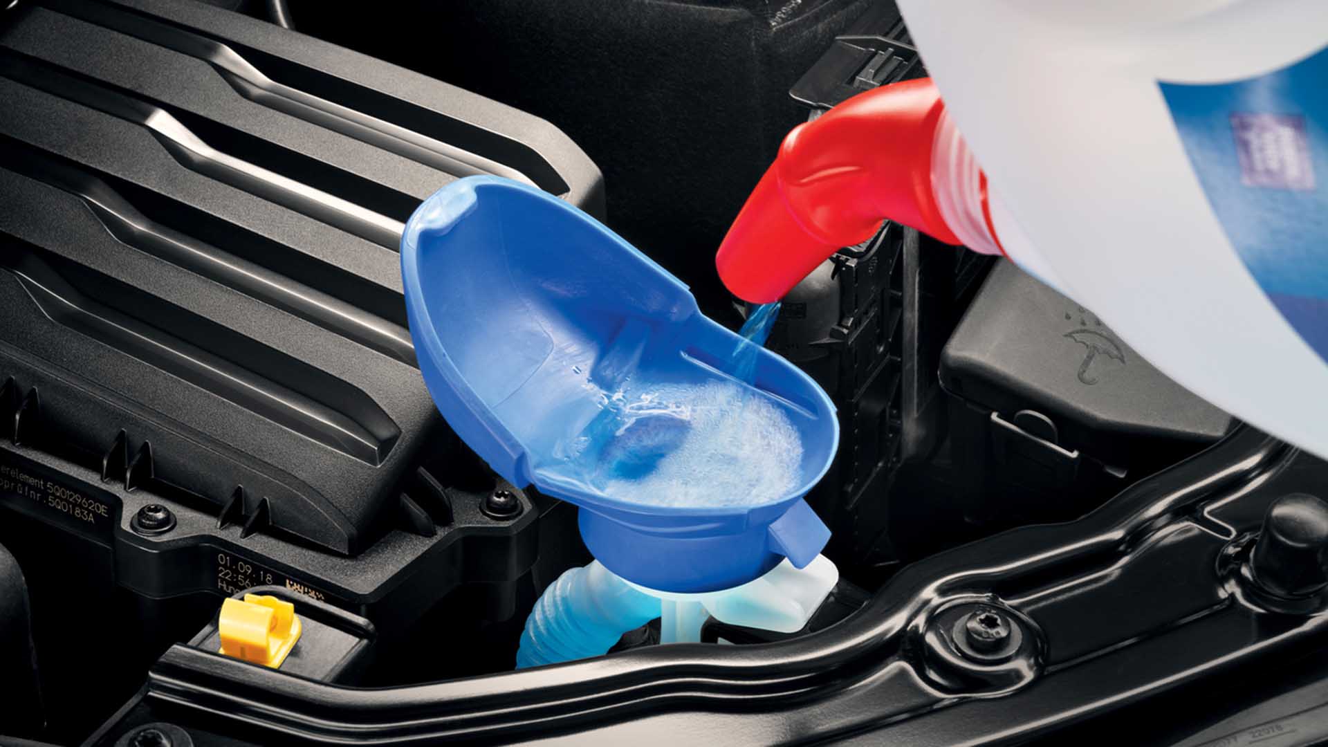 Integrated funnel in lid of windscreen washer tank