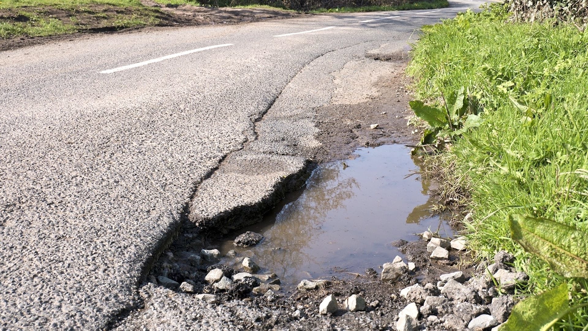 Cost of UK pothole damage