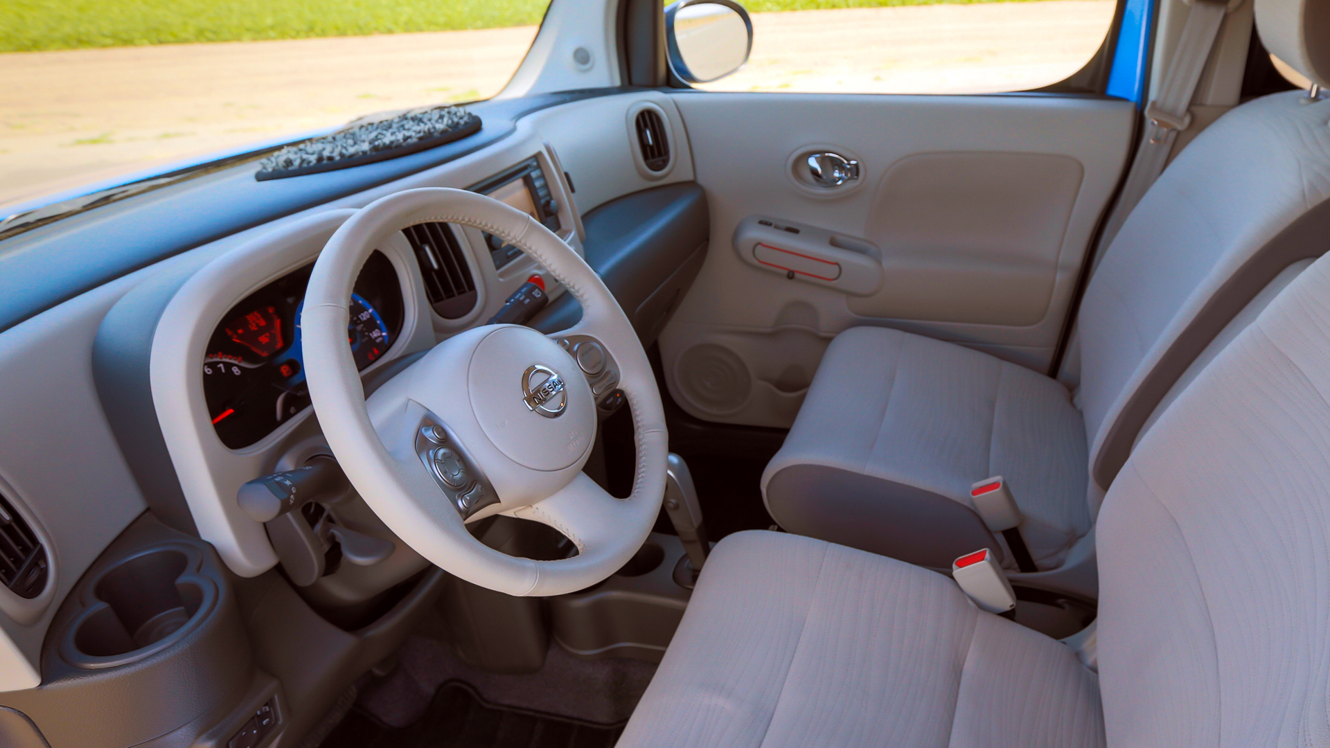 Nissan Cube dashboard carpet