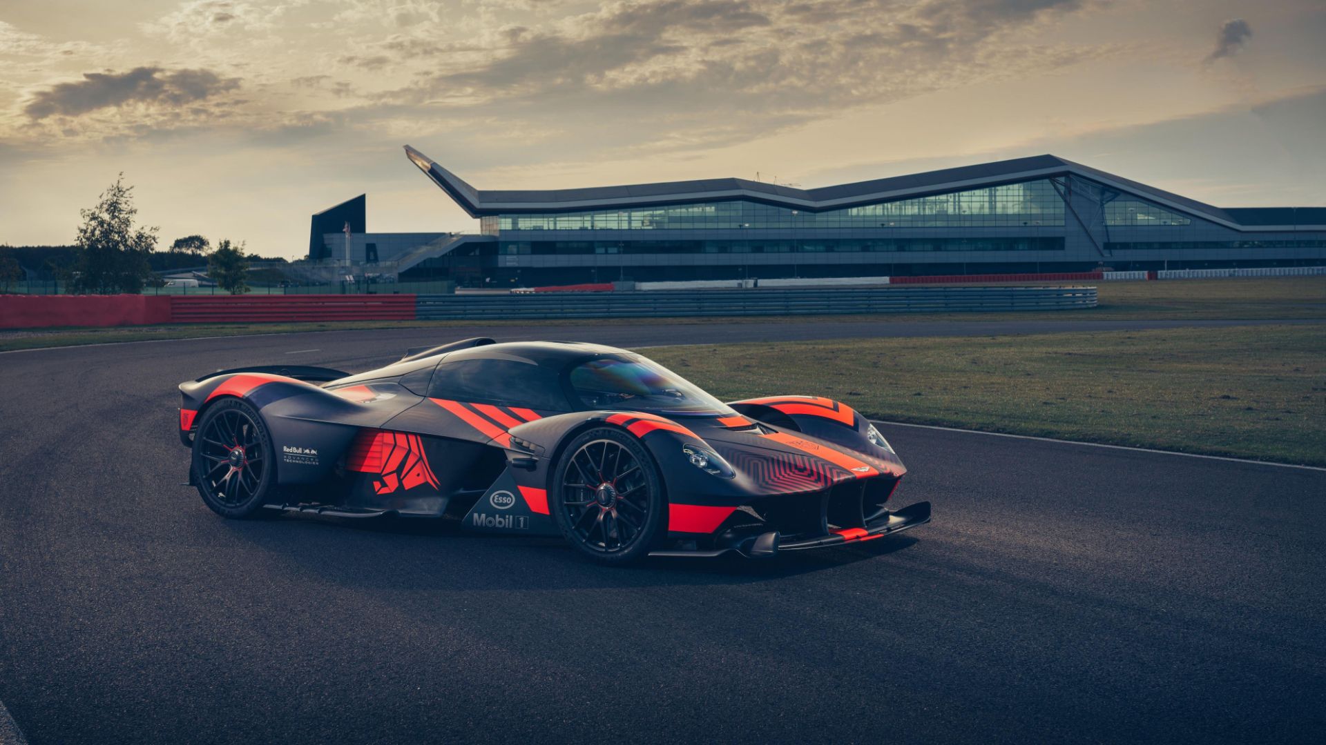 2021 Aston Martin Valkyrie – 250mph 