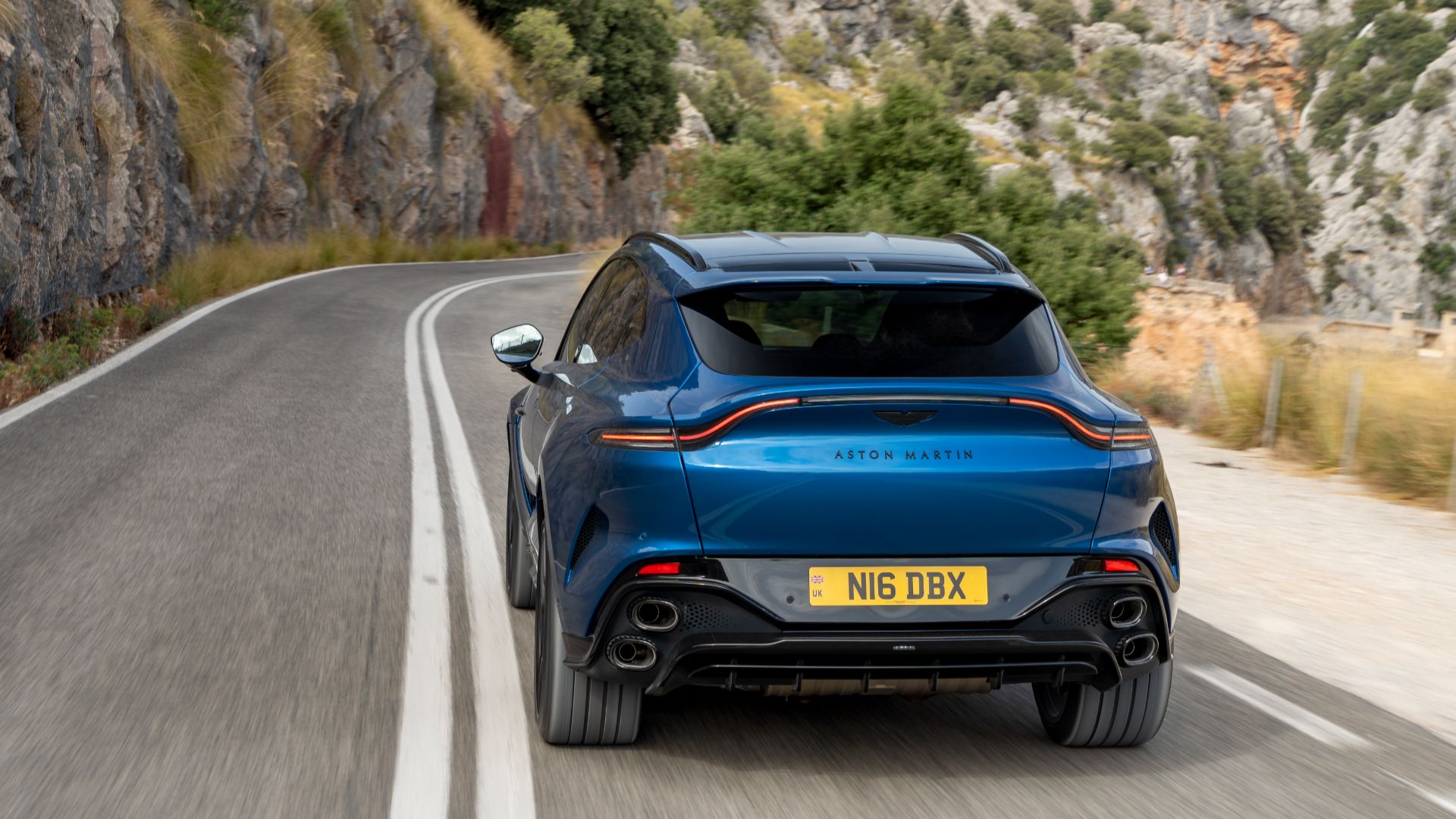 Aston Martin DBX S