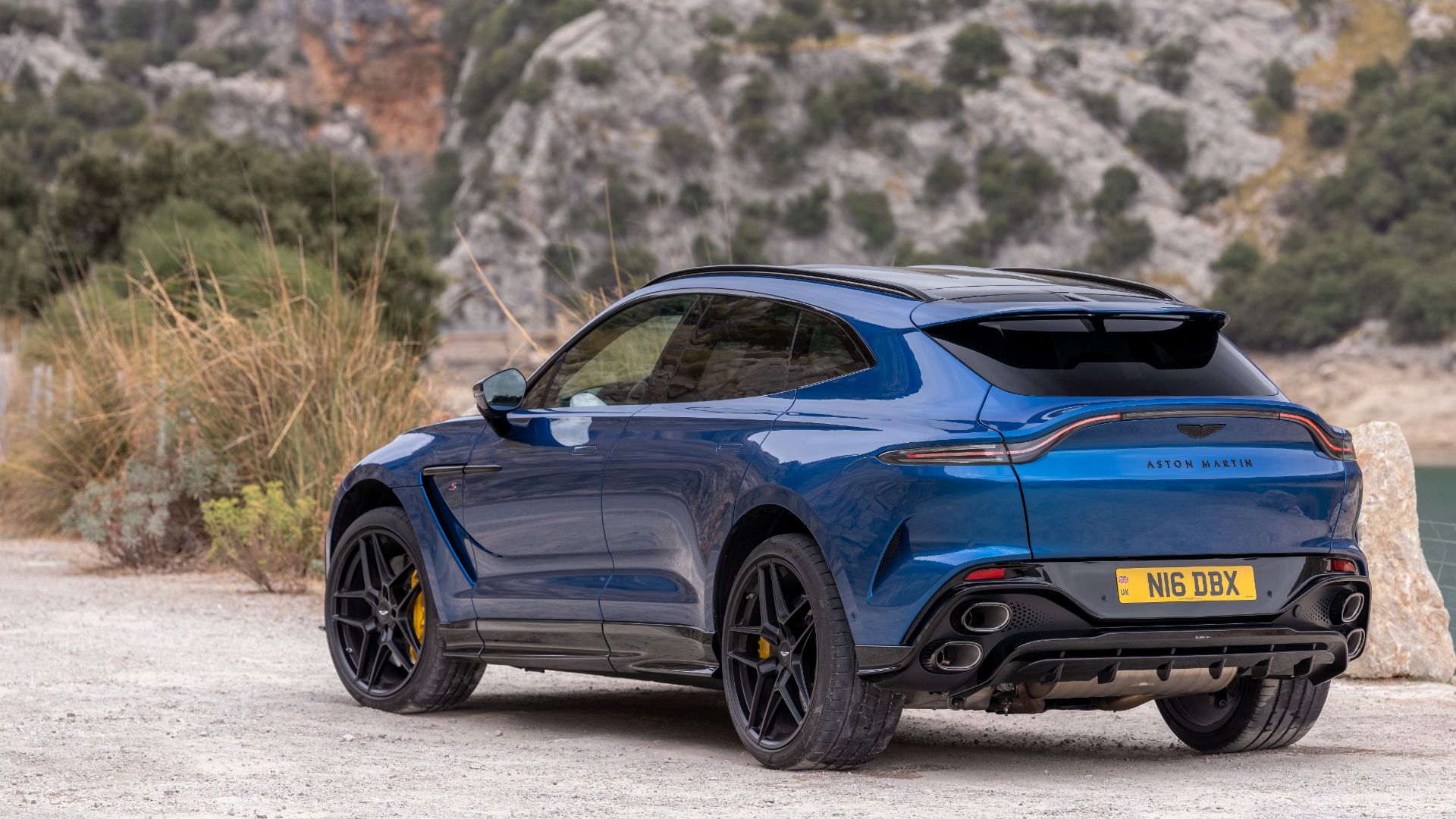 Aston Martin DBX S