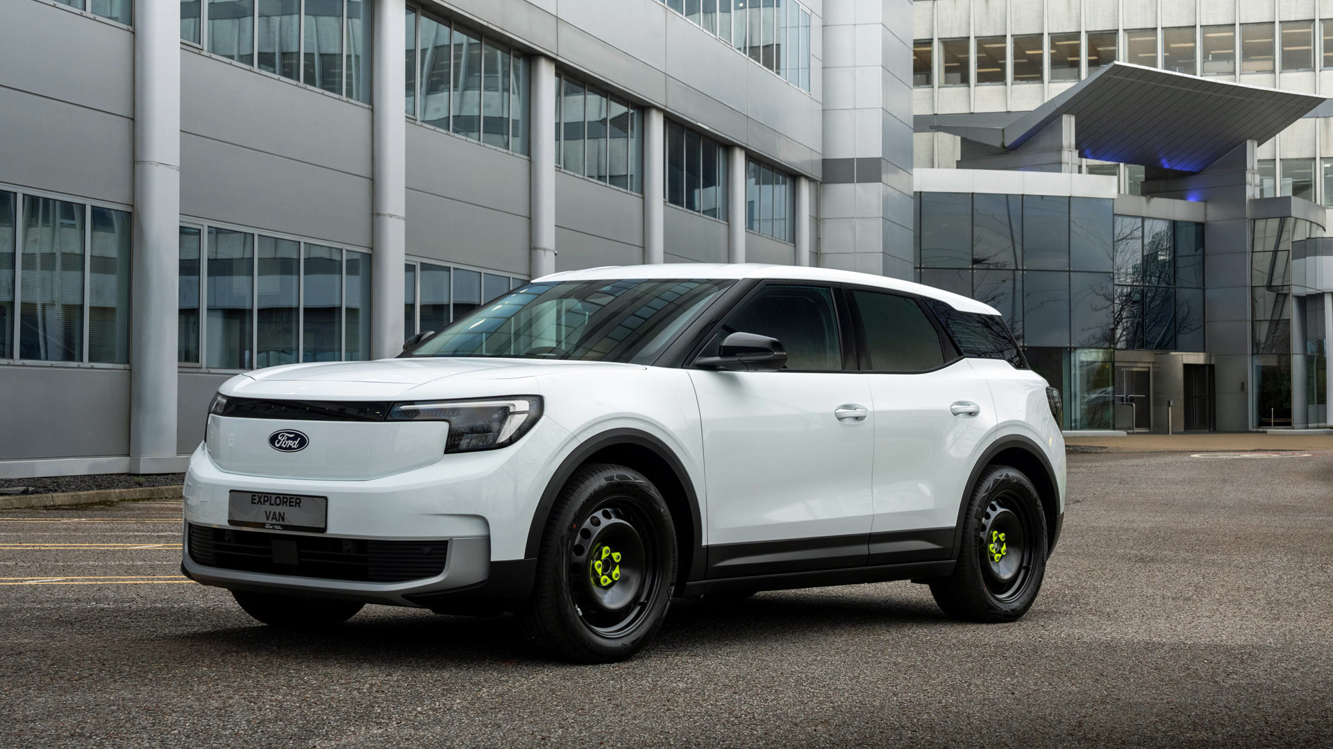 The new Ford Explorer Van will be able to offer an official battery range of up to 374 miles, and also comes with the option of all-wheel drive