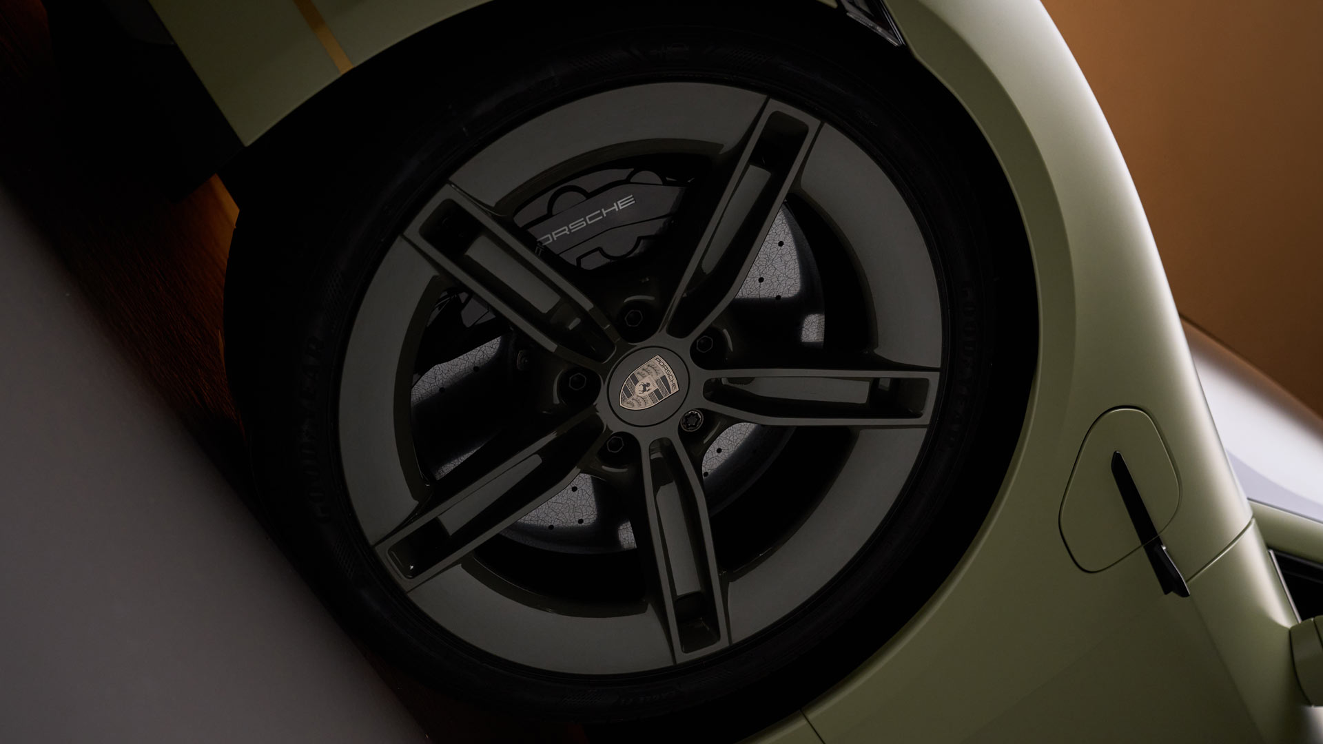 Contrasting green wheels included