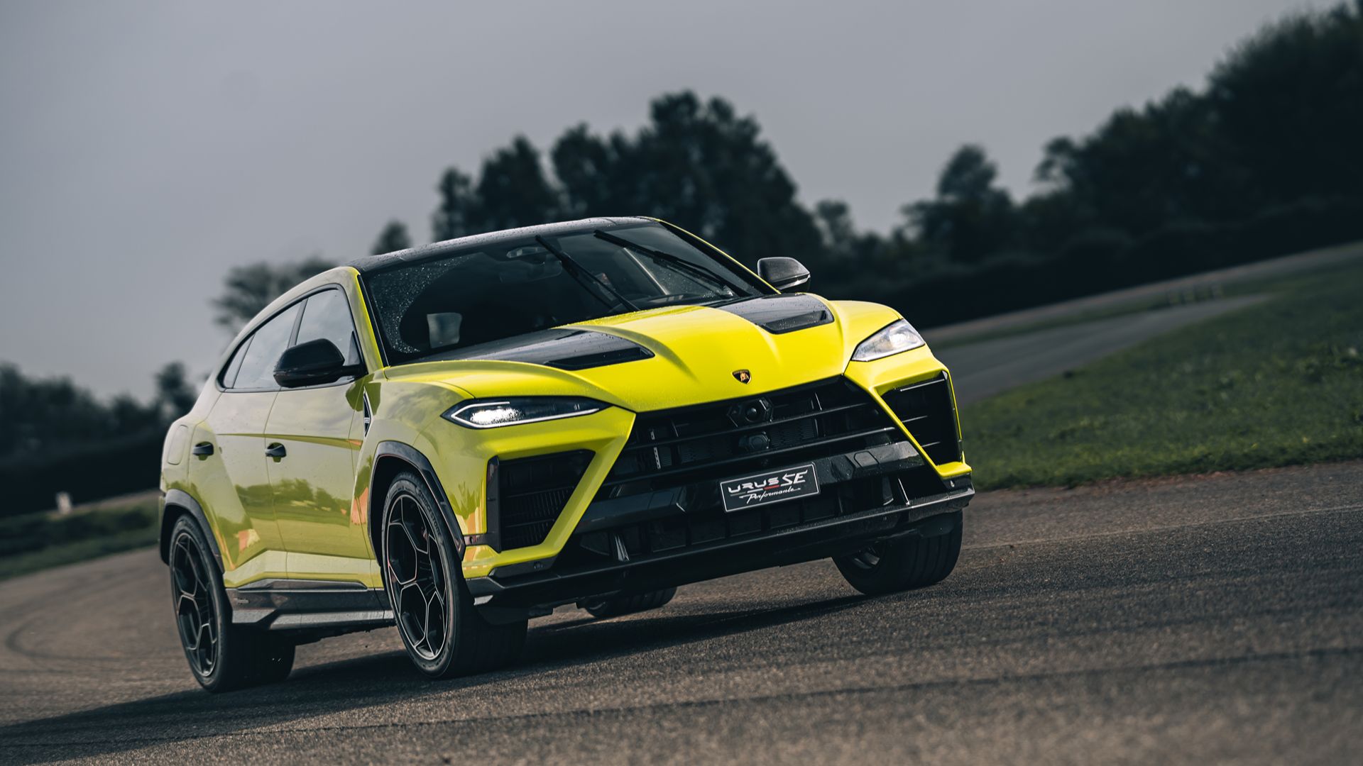 Tim Pitt drives the new 812hp hybrid Lamborghini Urus SE Performante. Is it the ultimate high performance family holdall?
